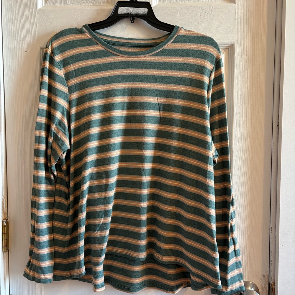 American Eagle Outfitters Green and Cream Long Sleeve Tee